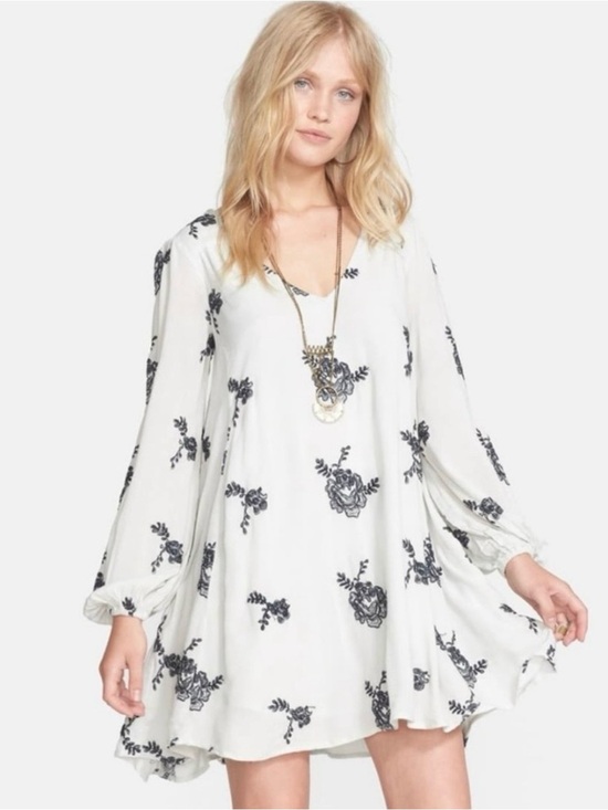 Free People Dresses & Skirts - Free People Emma Embroidered Floral Peasant Babydoll Mini Dress w/Pockets Size S